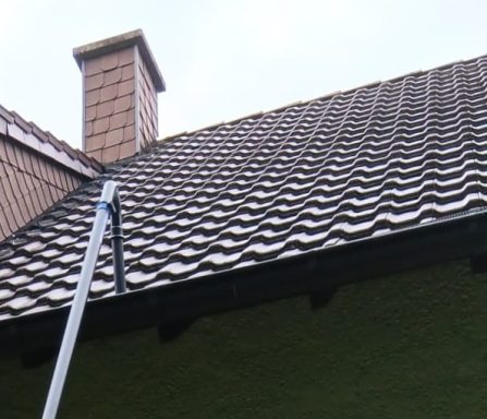 Dachrinnenreinigung mit Sauger